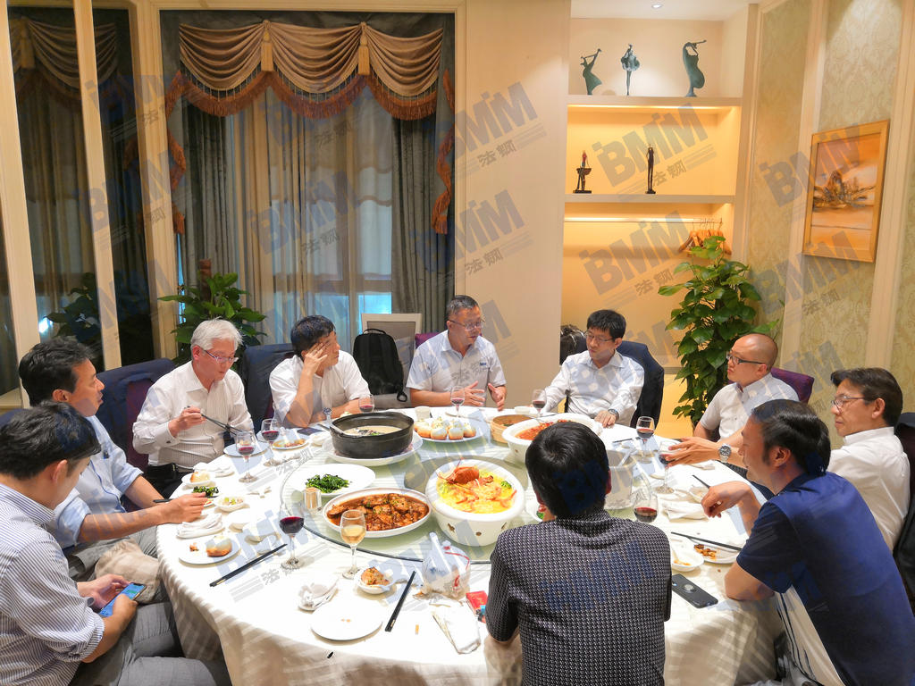 訪問結(jié)束后，法鋼集團負責(zé)人邀請JFE鋼鐵高層共進晚餐